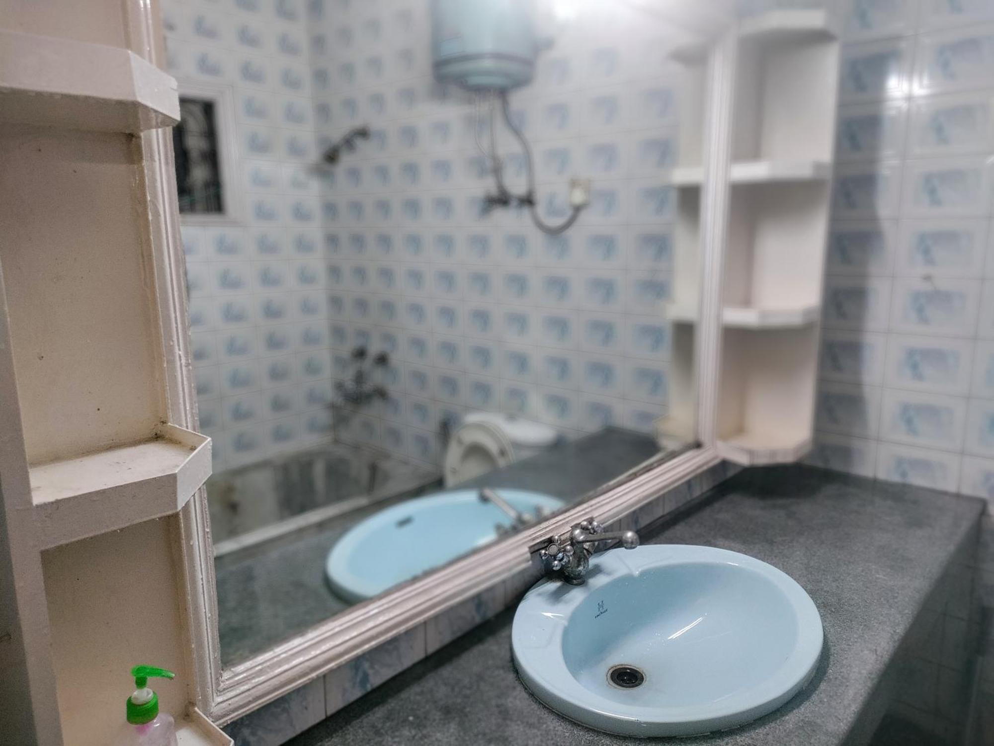 Nearby Lutyen's Delhi Just 15min From Connaught Place *