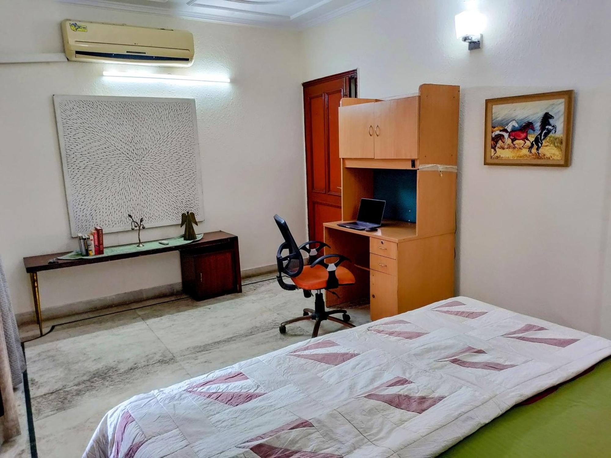 Nearby Lutyen's Delhi Just 15min From Connaught Place
