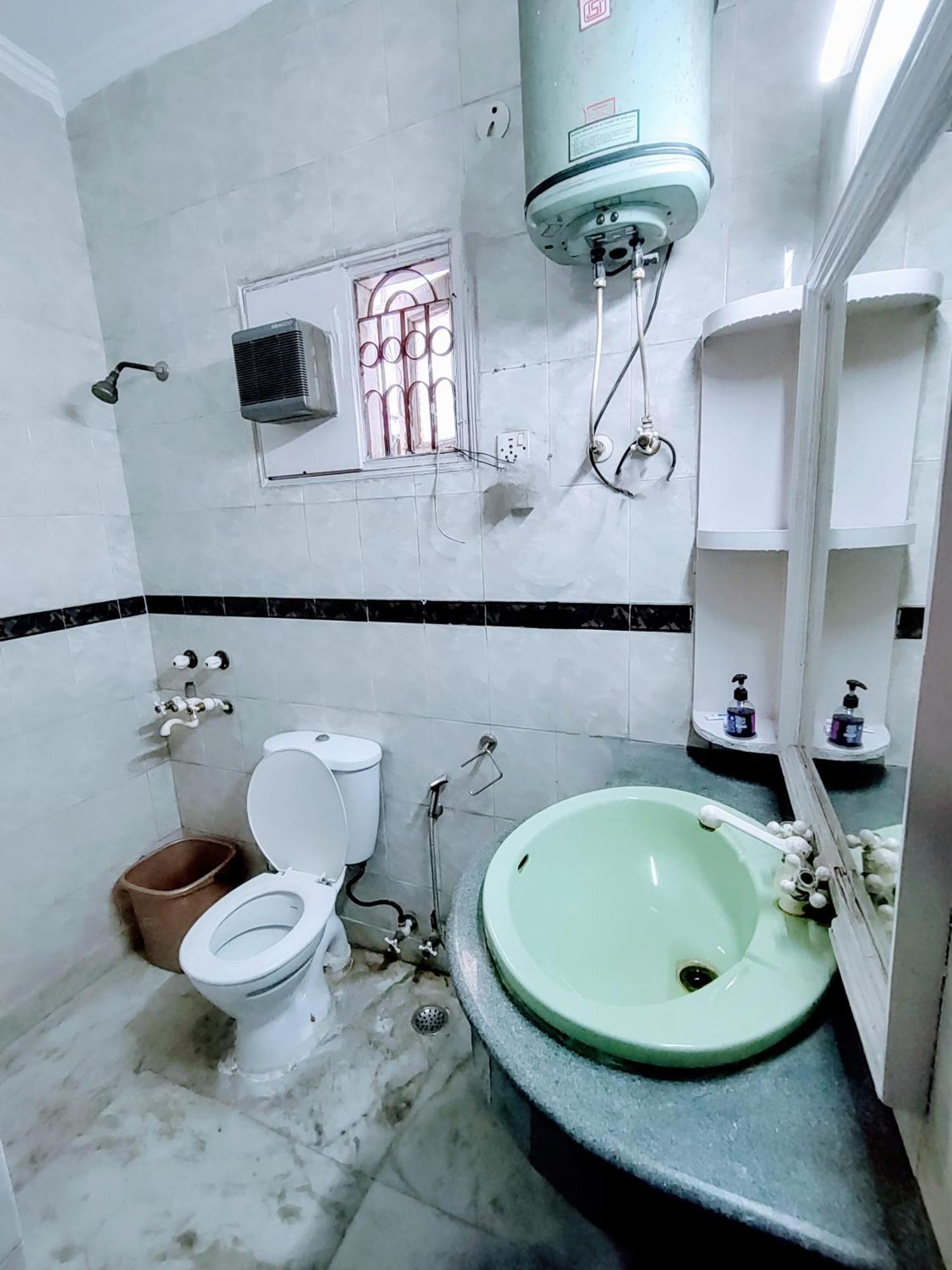 Nearby Lutyen's Delhi Just 15min From Connaught Place